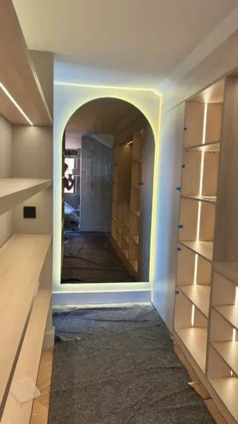 Una moderna cabina de ducha de cristal con puertas correderas en un baño alicatado.