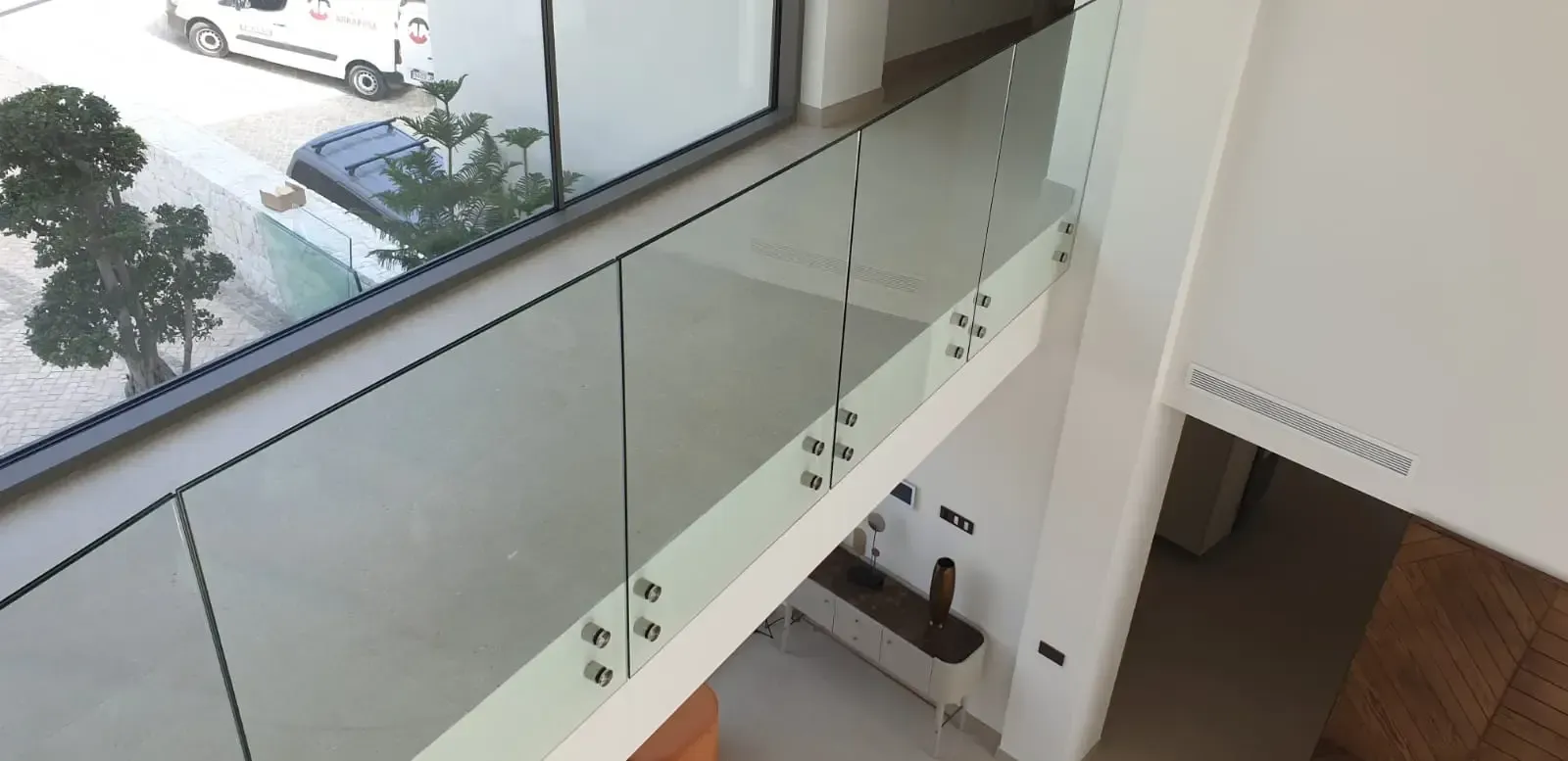 Un moderno edificio de apartamentos con balcones ondulados de color blanco que contrastan con una fachada marrón y blanca.