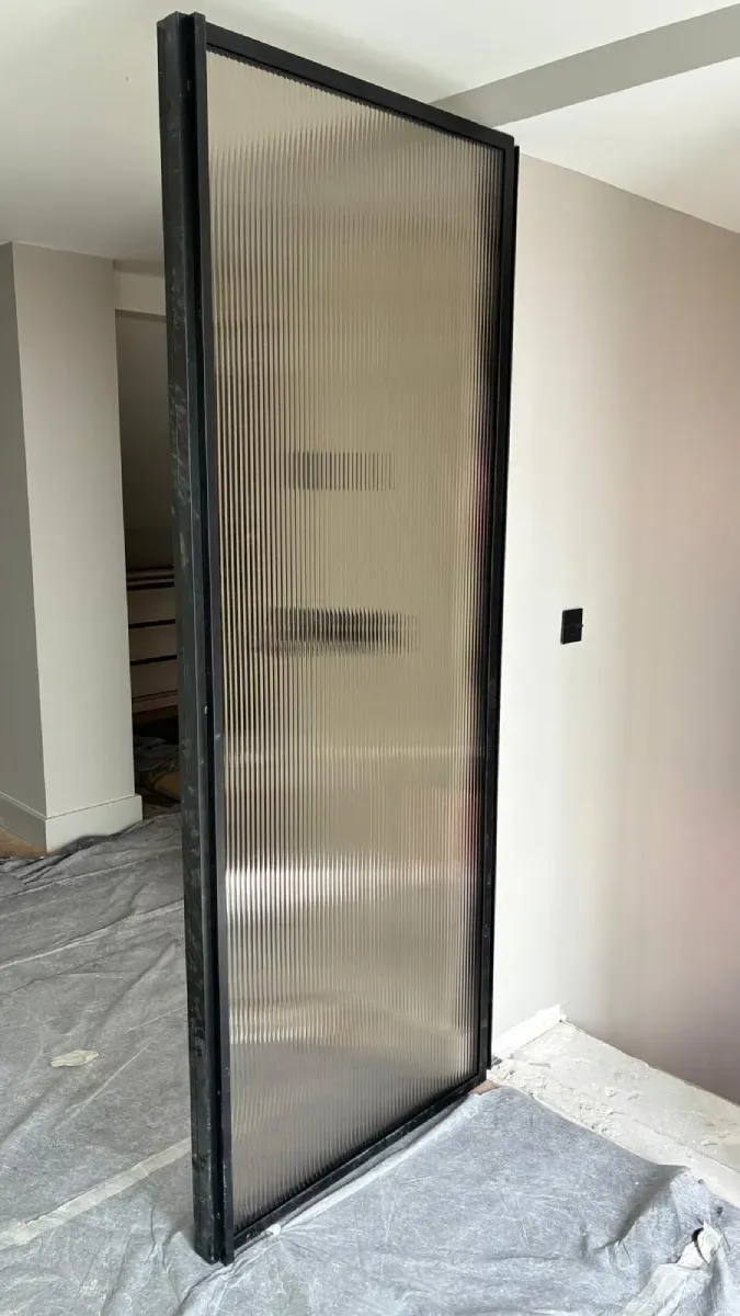 Un marco alto y rectangular.