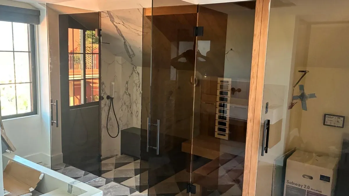 Reforma de un baño que incluye una ducha con mampara de vidrio