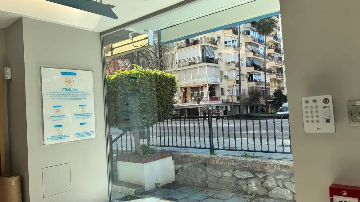 Vista desde el interior de una oficina a través de su escaparate