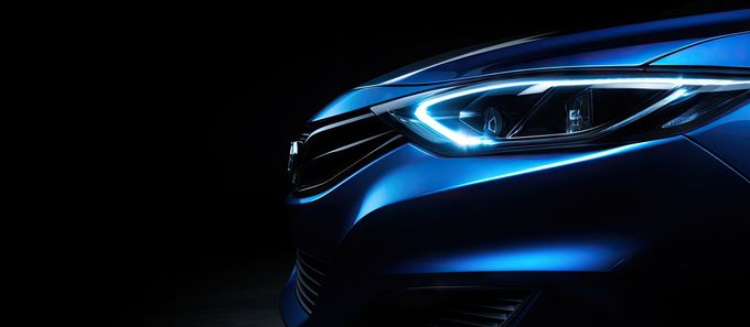 Phare de voiture bleu dans l'obscurité, avec des reflets lumineux.