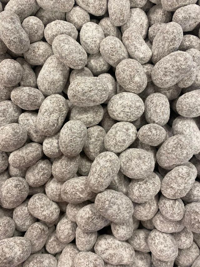 Plein de bonbons gris de forme ovale et recouverts de sucre glace.