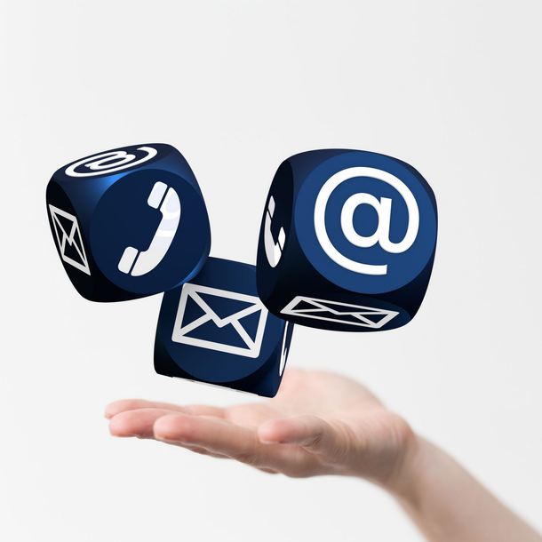 Main tenant des cubes bleus avec des icônes.