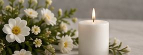 Elegante sala de conferencias con sillas beige dispuestas alrededor de las mesas y un centro de mesa floral blanco.