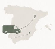 Furgoneta verde con una línea de ruta punteada que apunta a dos alfileres en un mapa claro de España.