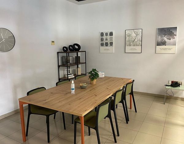 Un comedor con una larga mesa de madera y sillas.
