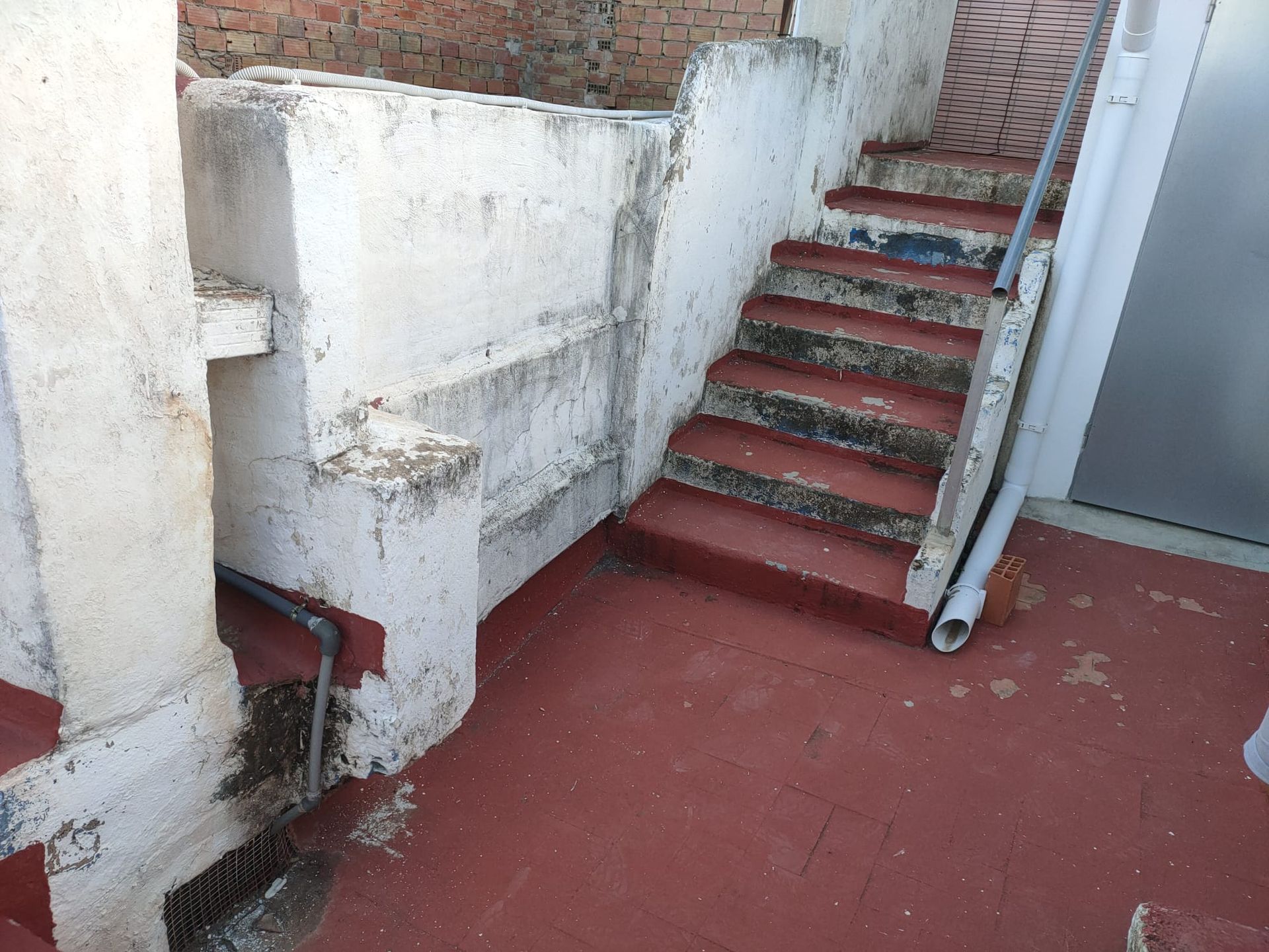 Un conjunto de escaleras que conducen a una pared de ladrillos.