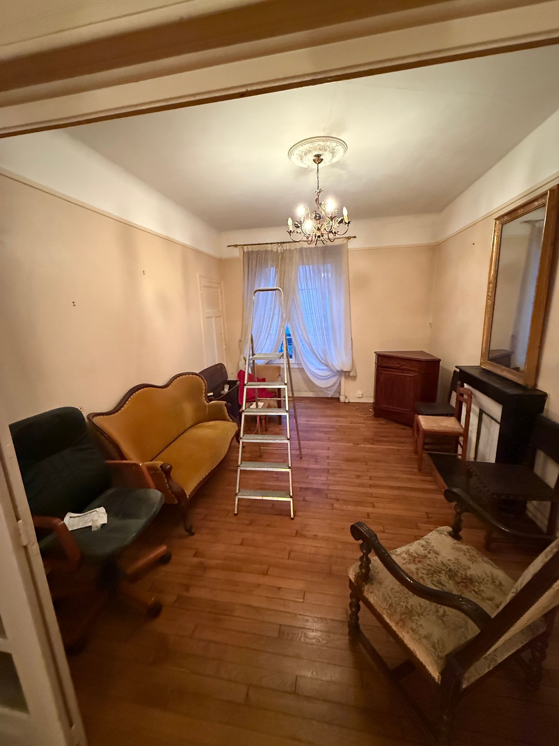 Salon avant débarras.