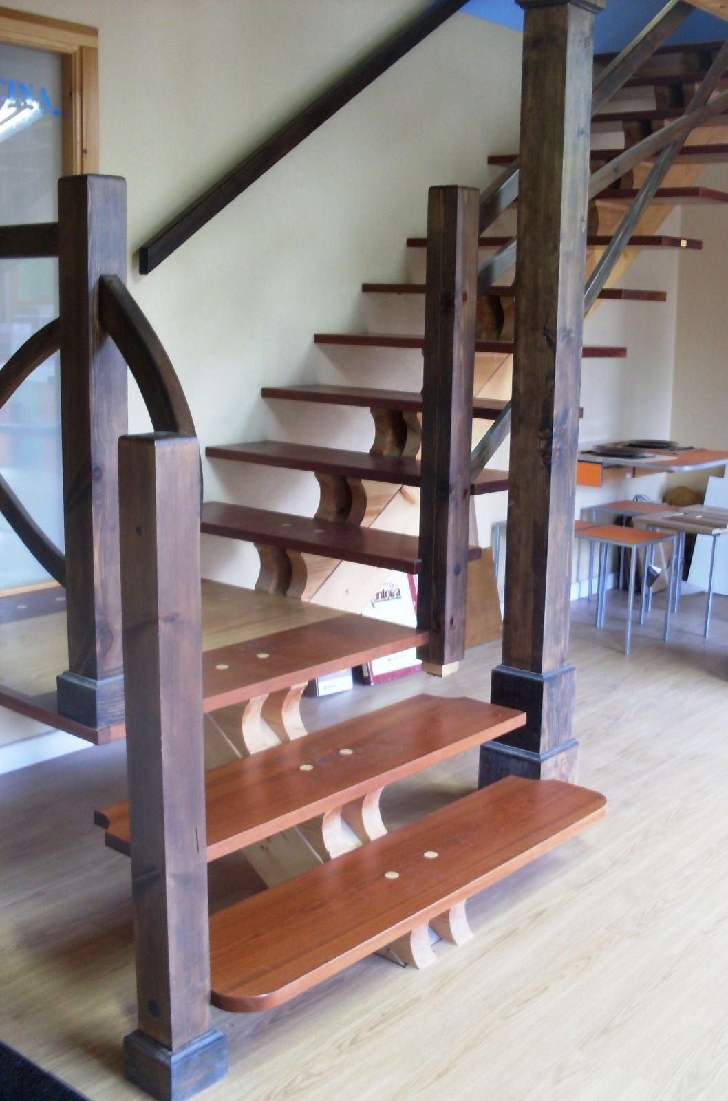 Una escalera de madera que conduce al segundo piso de una casa.