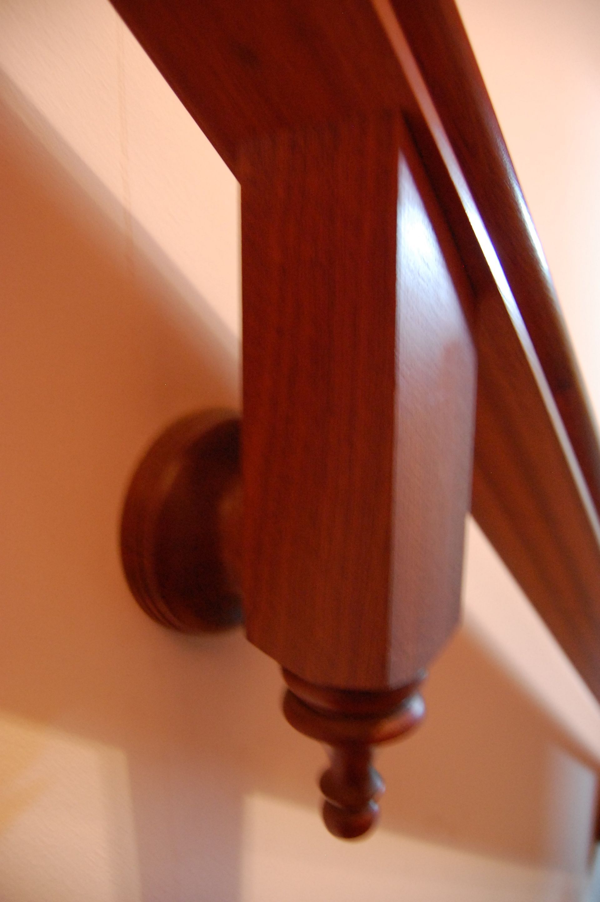 Un primer plano de una barandilla de madera en una escalera.