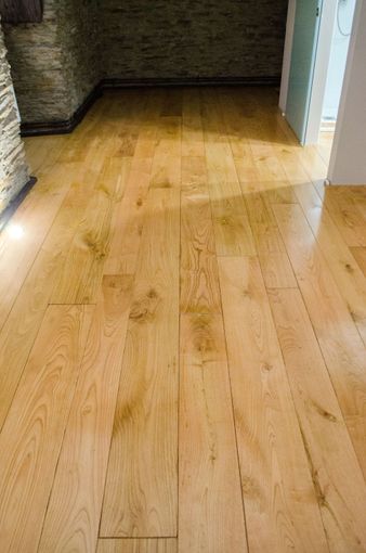 Un primer plano de un piso de madera en una habitación.