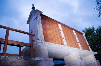Un edificio de madera con un reloj encima.