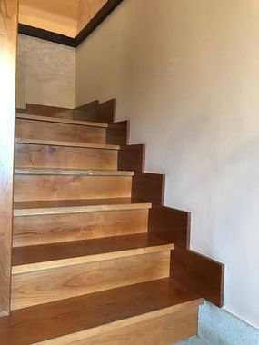 Una escalera de madera que conduce al segundo piso de una casa.