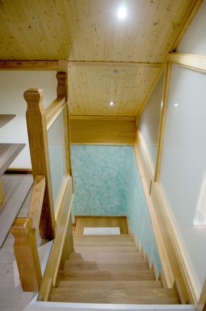 Una escalera de madera que conduce al segundo piso de una casa.