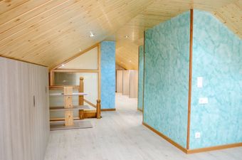 Un pasillo con techo de madera y paredes azules.