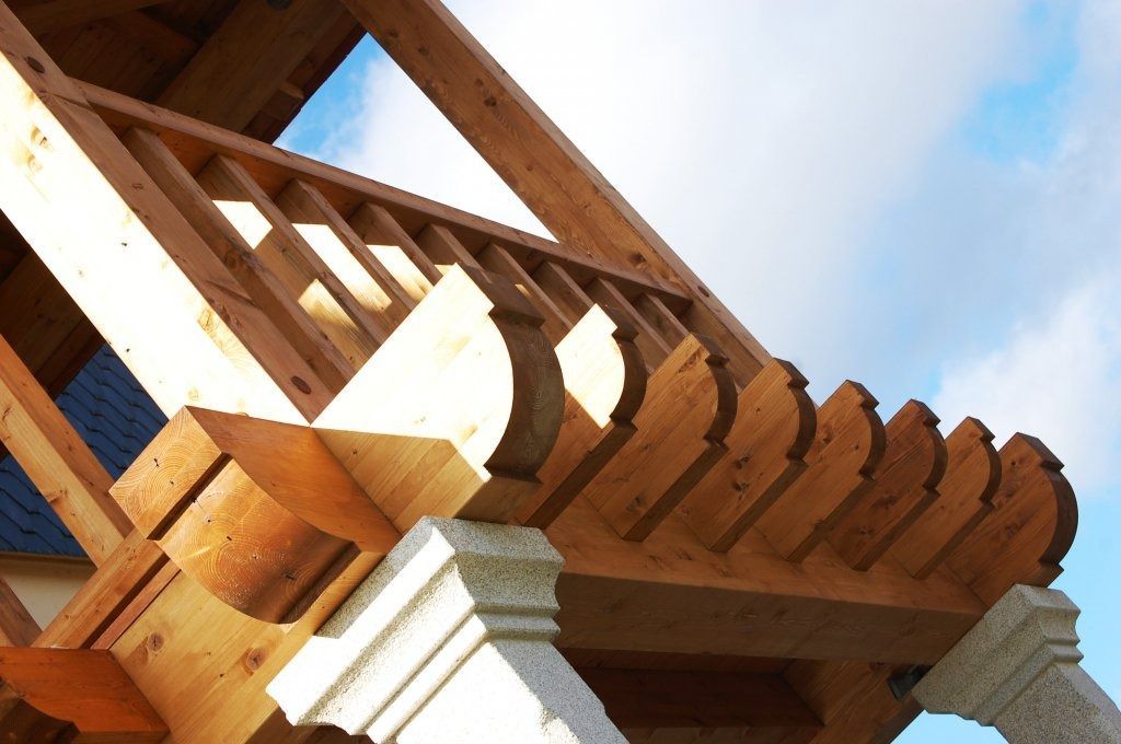 Una estructura de madera con un cielo azul al fondo.