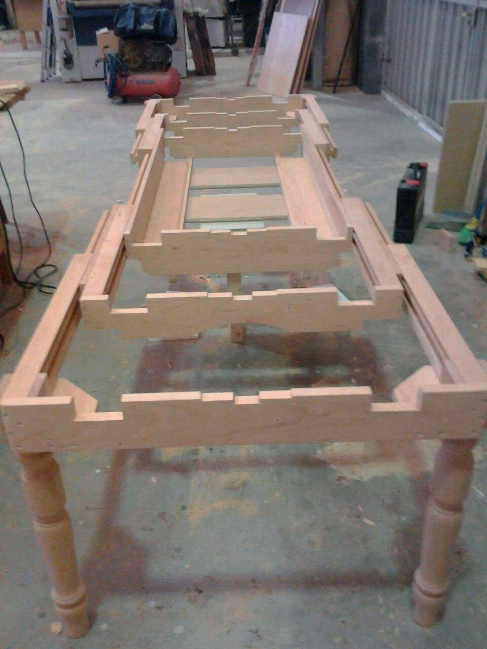 Se está construyendo una mesa de madera en un taller.