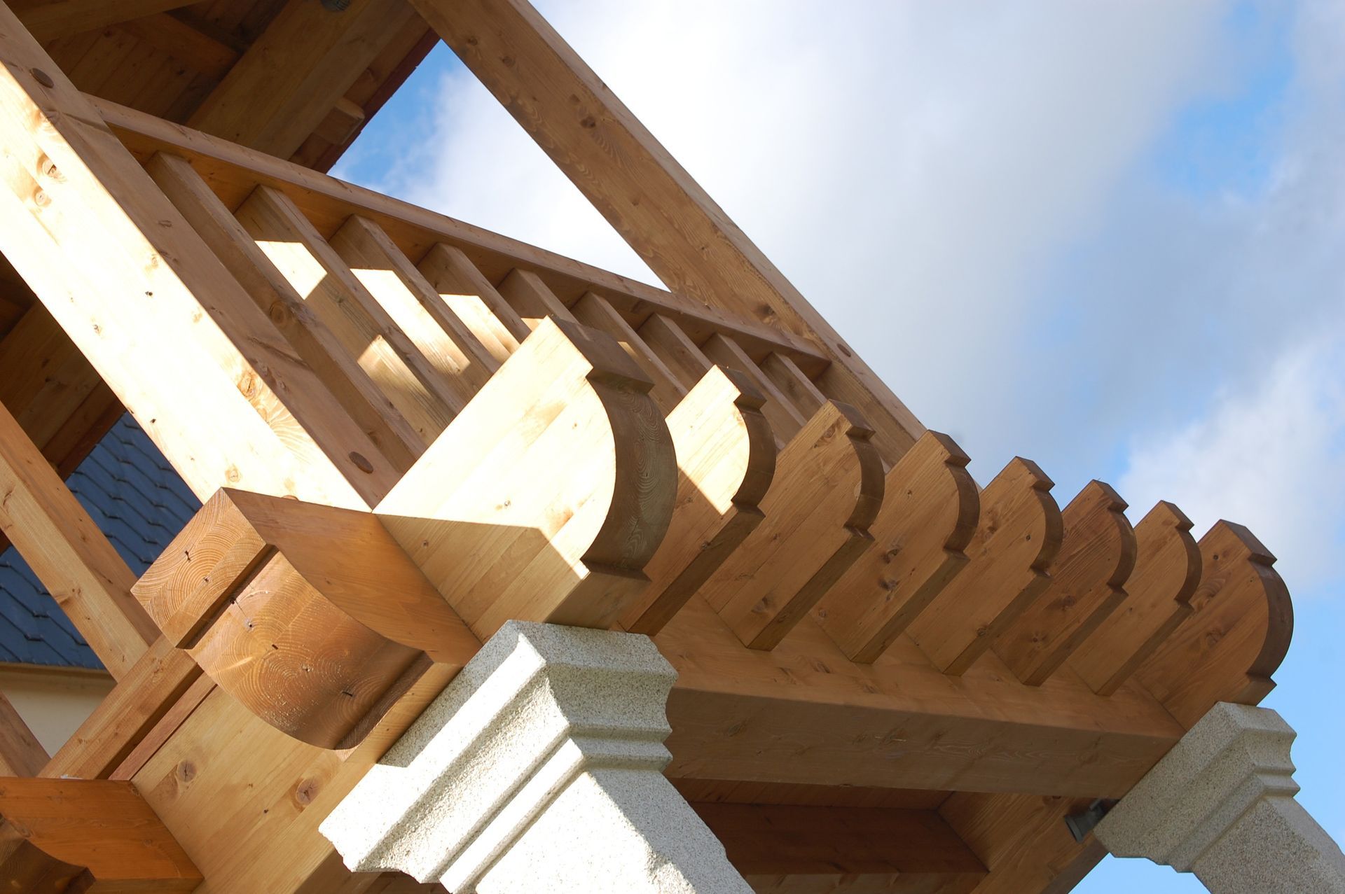 Una estructura de madera con un cielo azul al fondo.
