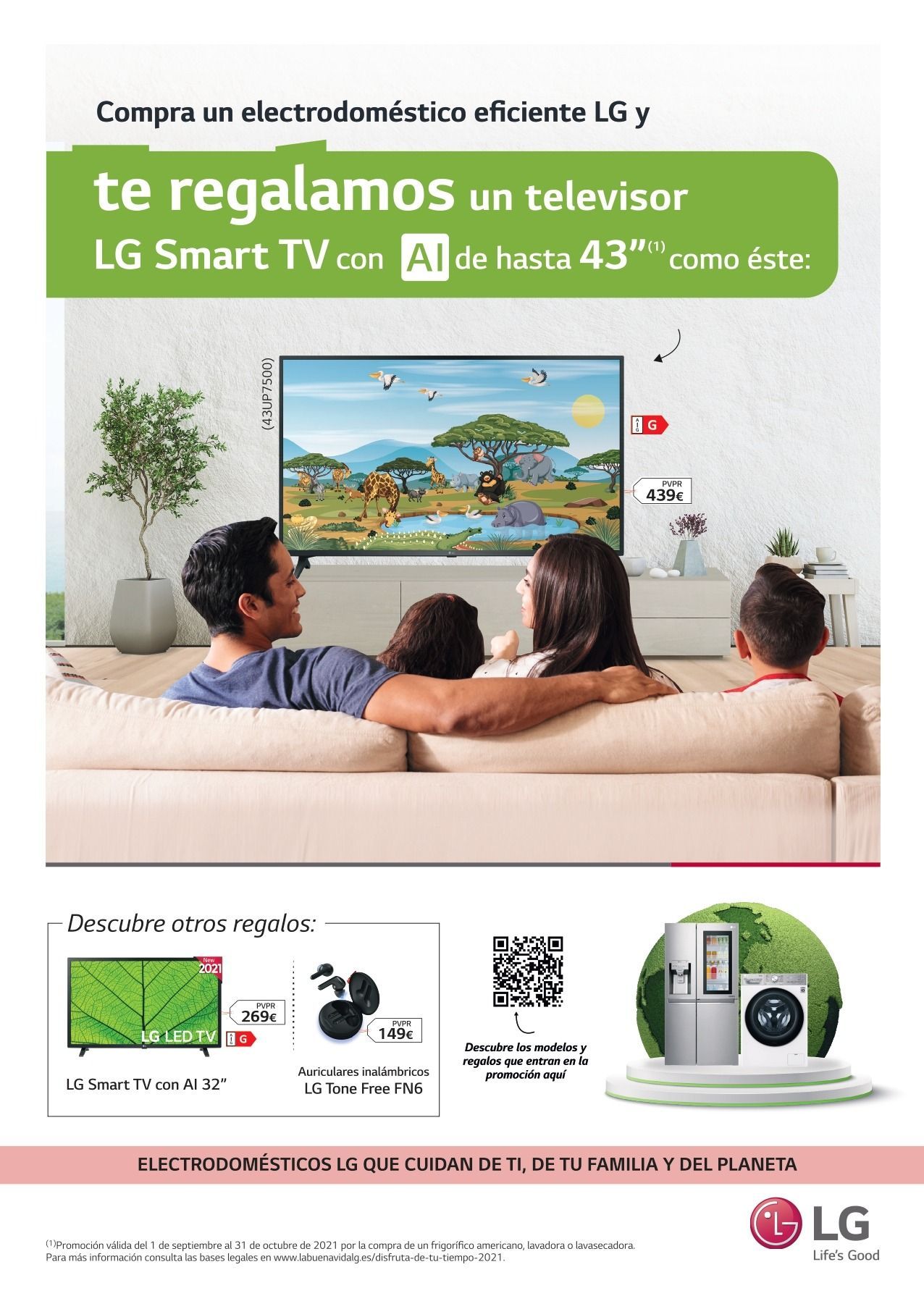 Una familia está sentada en un sofá viendo un televisor inteligente LG.