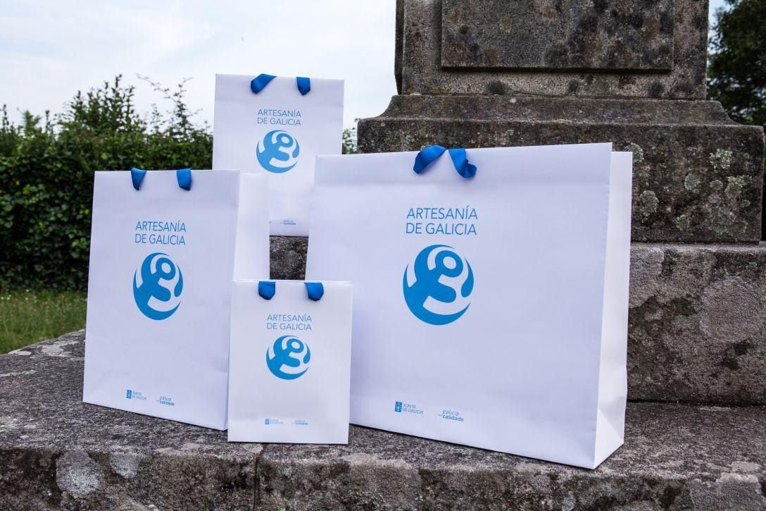 Un grupo de bolsas blancas con asas azules se encuentran encima de una escalera de piedra.