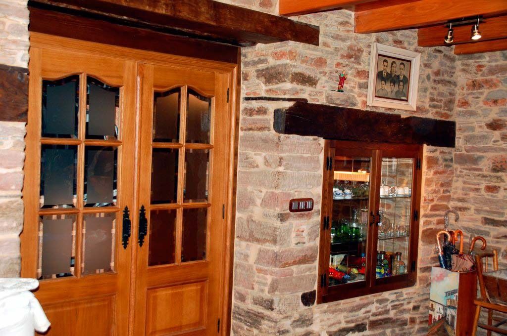 Una habitación con una pared de ladrillo y una puerta de madera