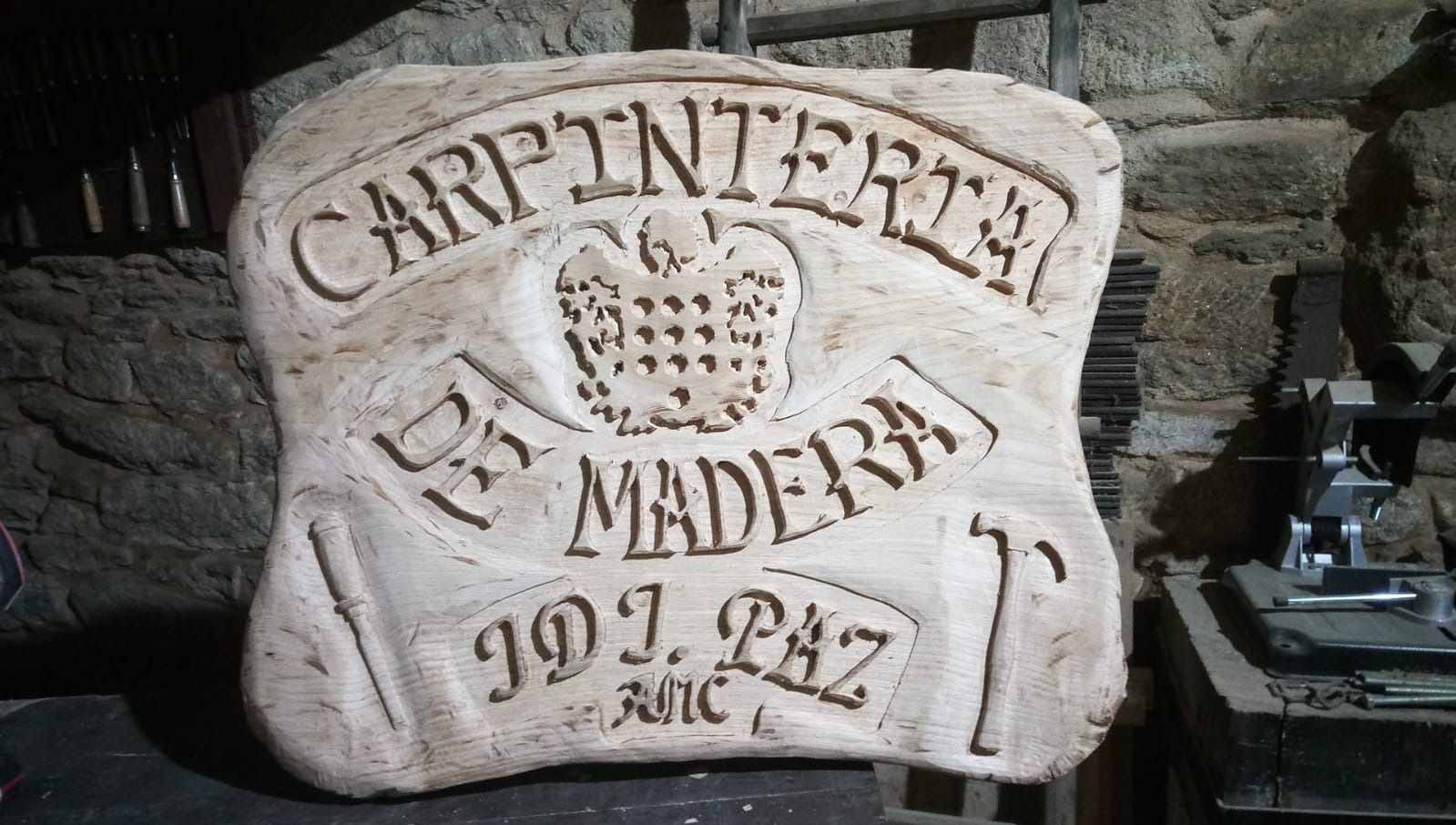 Un cartel que dice carpinteria el madera