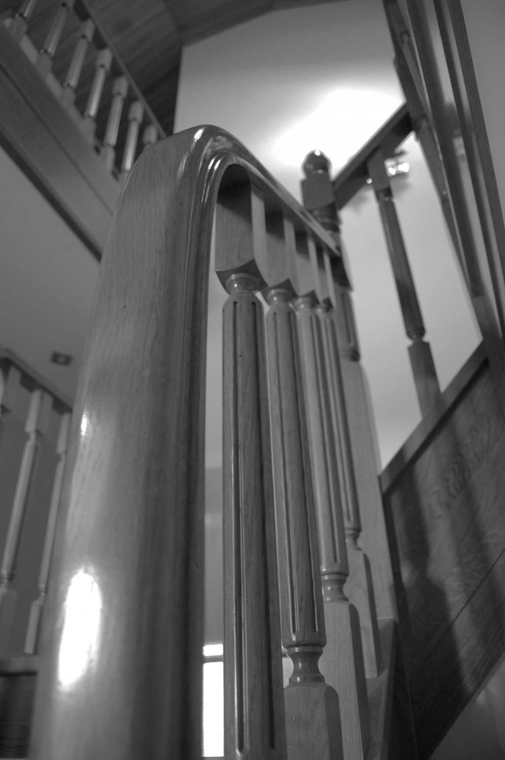 Una fotografía en blanco y negro de una escalera de madera