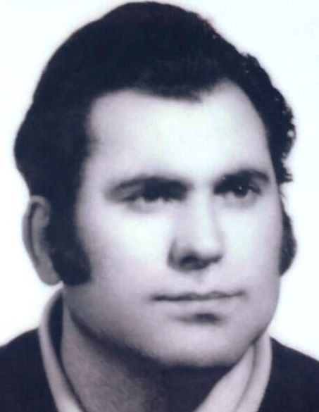 Una fotografía en blanco y negro de la cara de un hombre