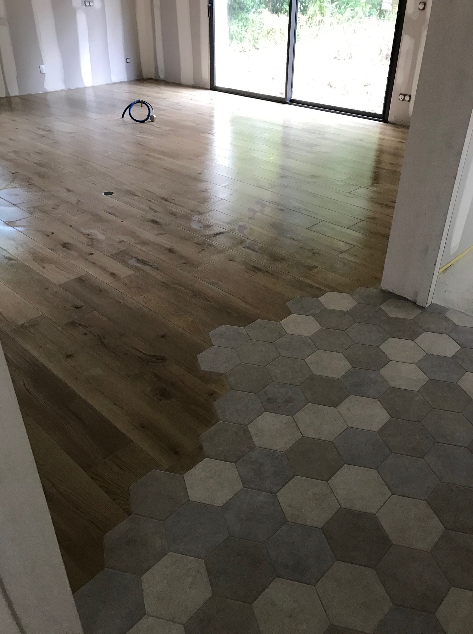 Pièce avec transition de sol parquet et carrelage