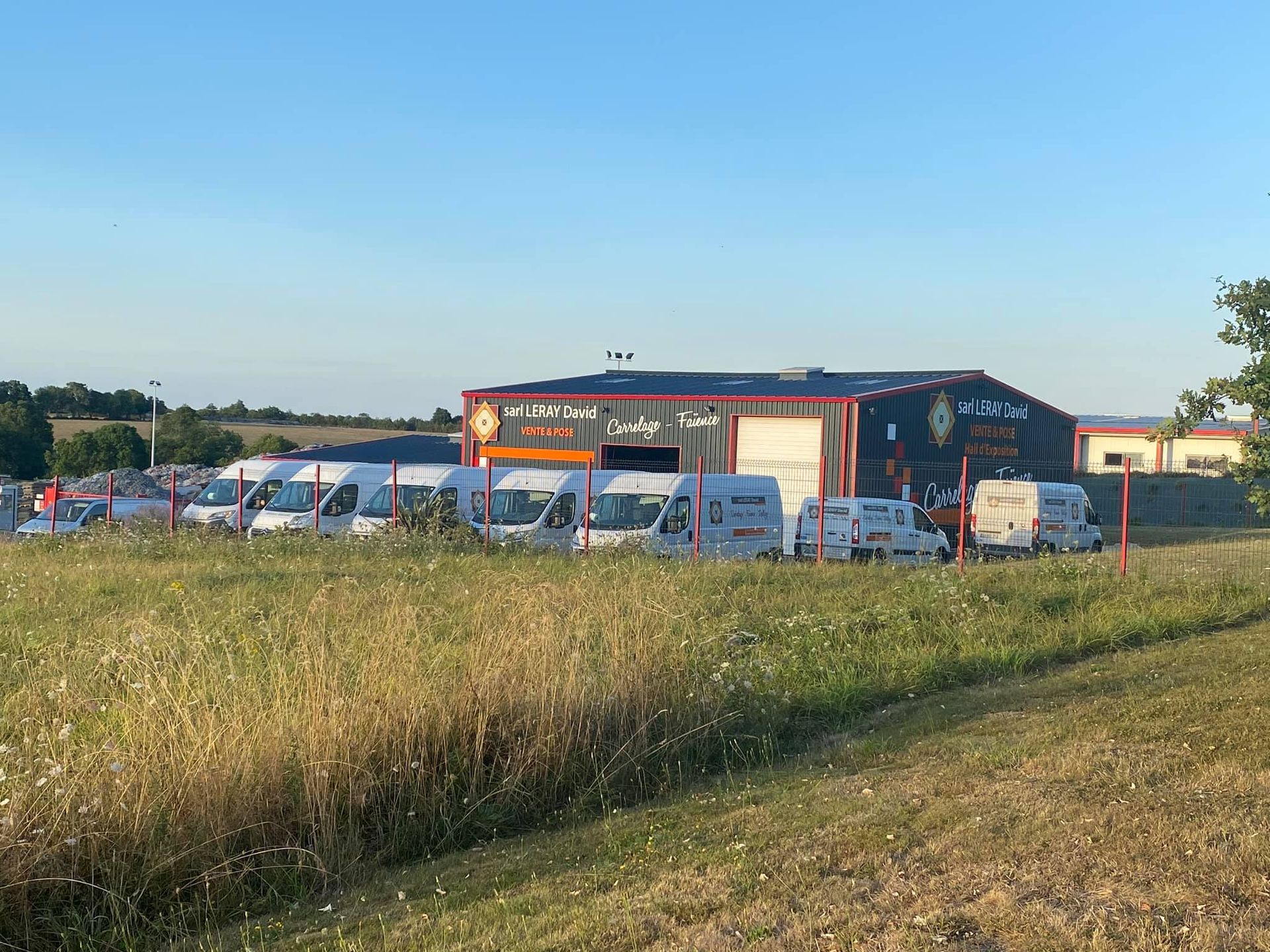 Vue extérieure de la boutique de Leray David et sur leur flotte de camions