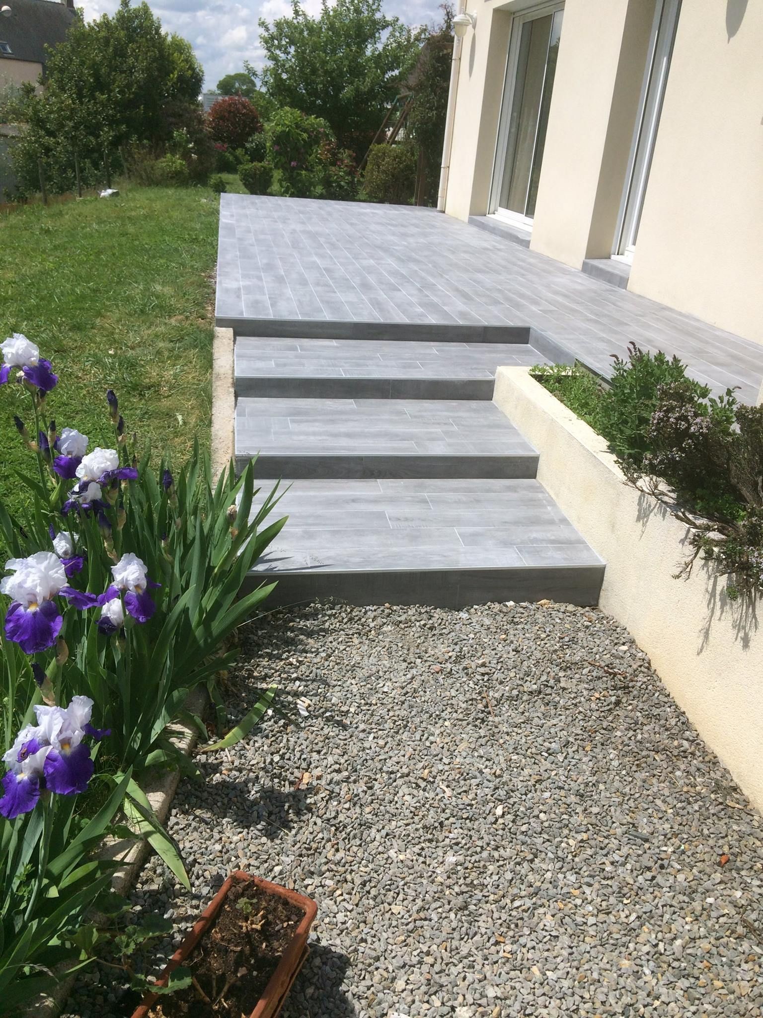 Chemin en gravier avec escalier menant sur une terrasse