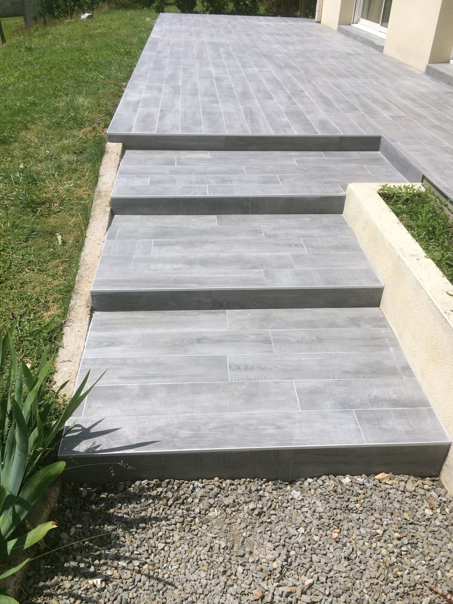 Escalier extérieur menant à une terrasse