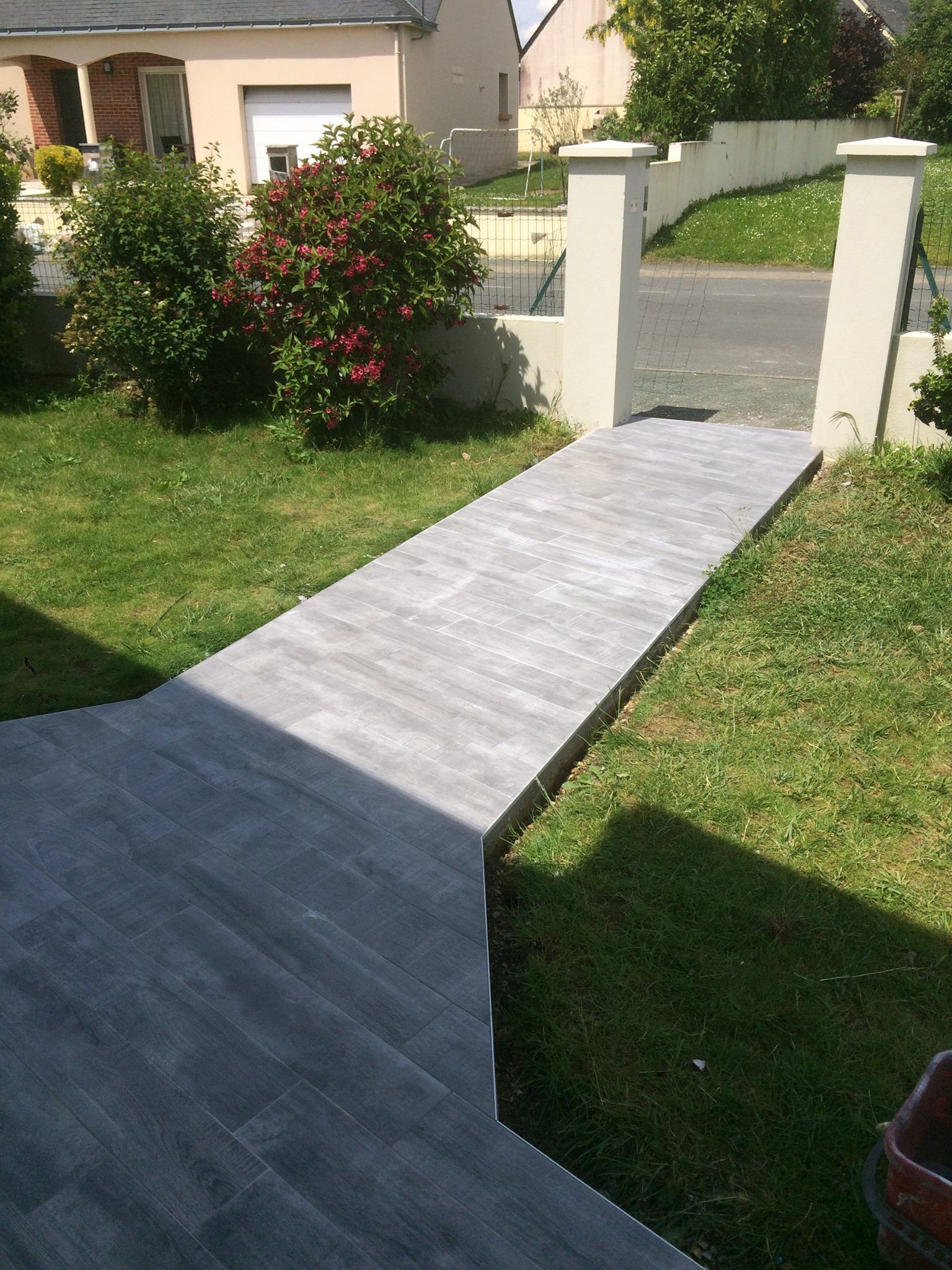 Allée extérieure d'une entrée d'une propriétée