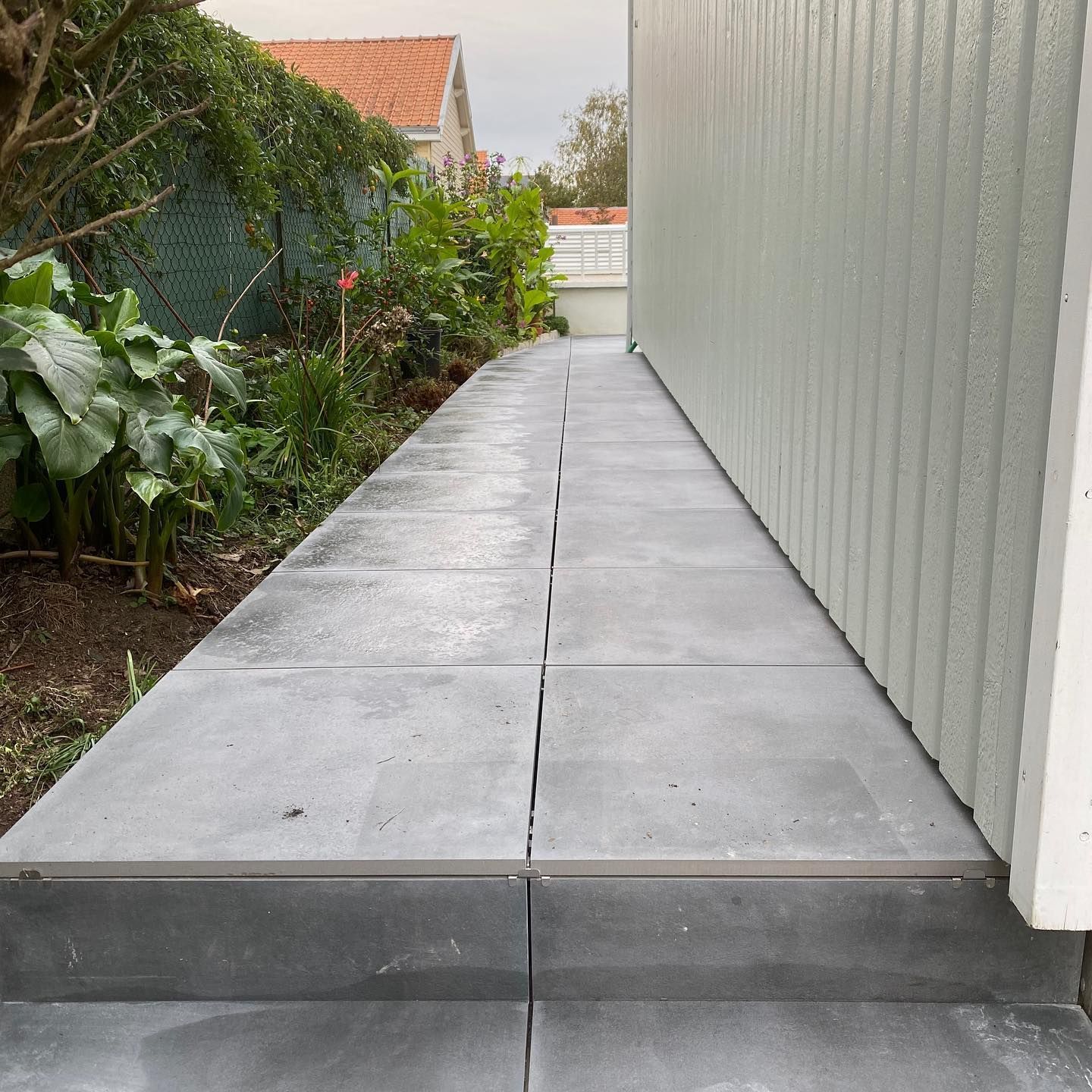 Chemin à l'arrière d'une maison en dalles