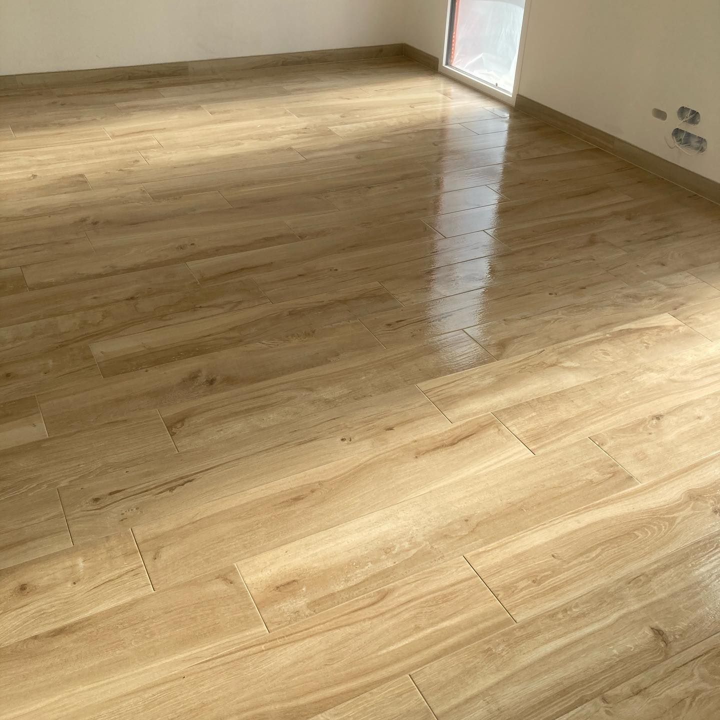 Pièce vide avec sol en bois