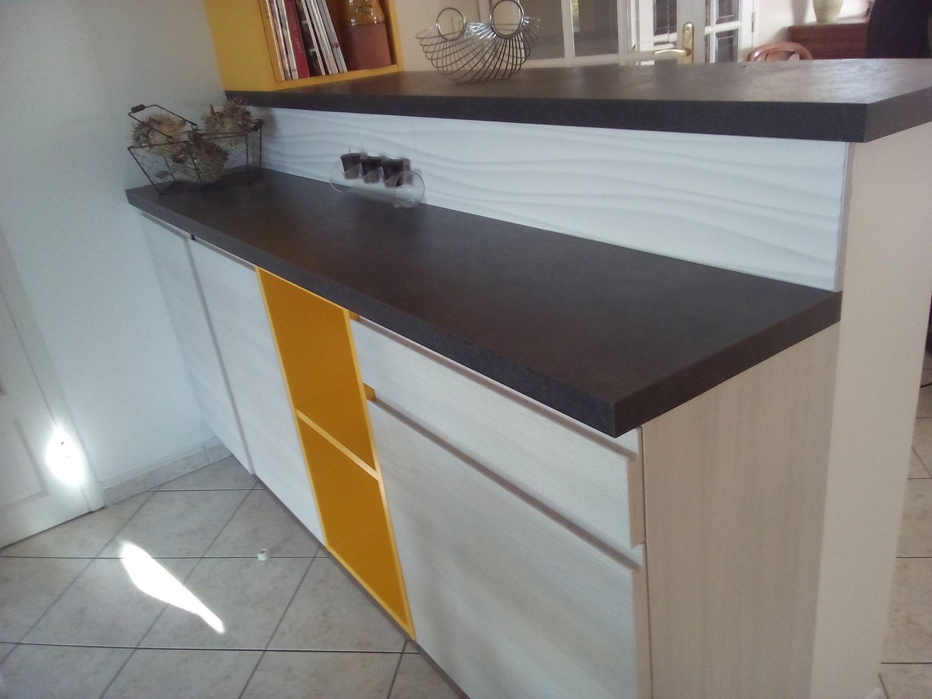 Meuble de cuisine blanc, noir et jaune