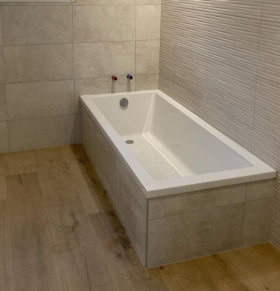 Baignoire avec carreaux  gris clair