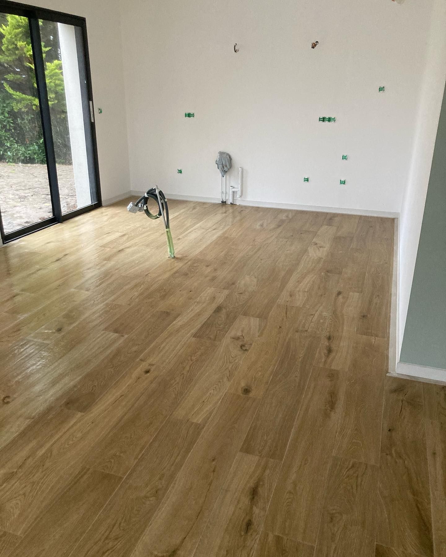 Sol imitation parquet dans une pièce en travaux