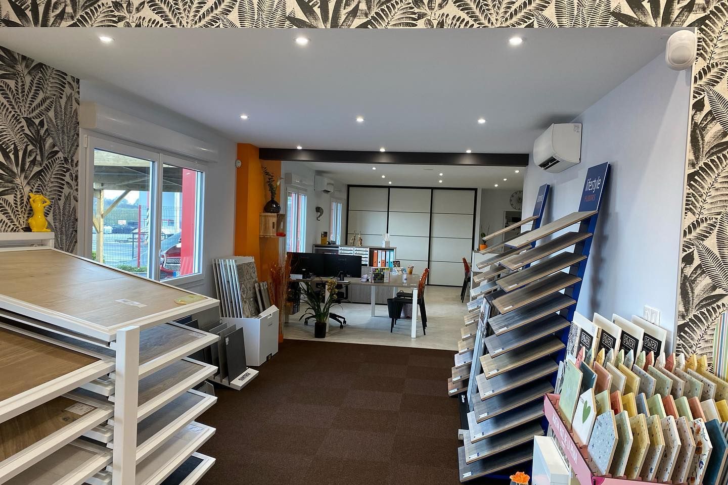 Vue du bureau de Leray David à l’intérieur de leur magasin