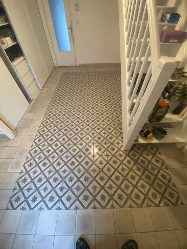 Sol d'une entrée avec escalier blanc