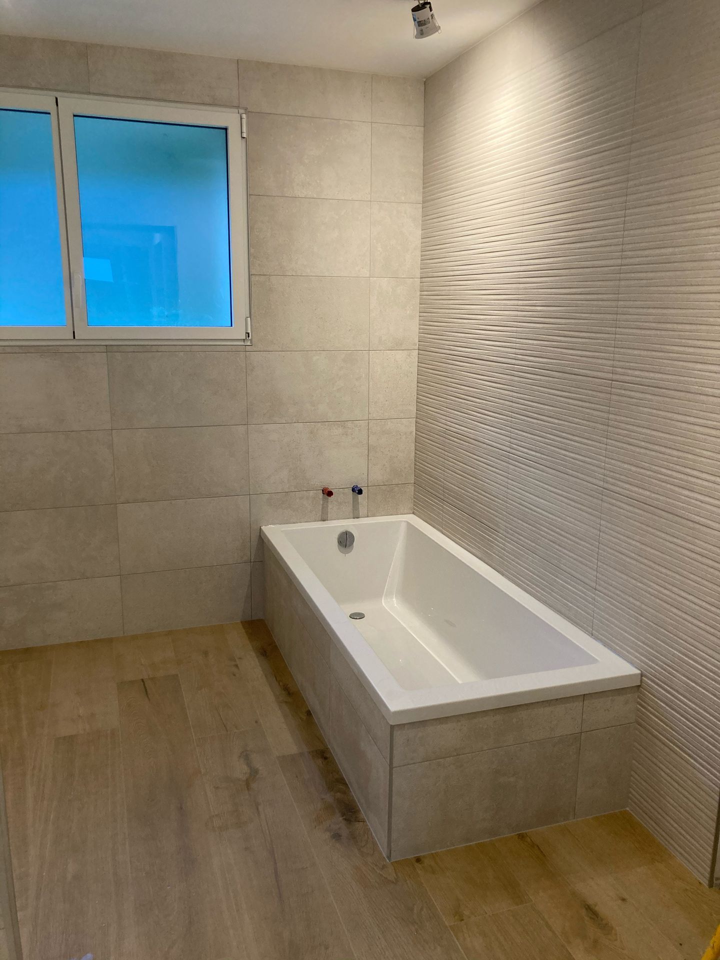 Baignoire dans une salle de bain claire