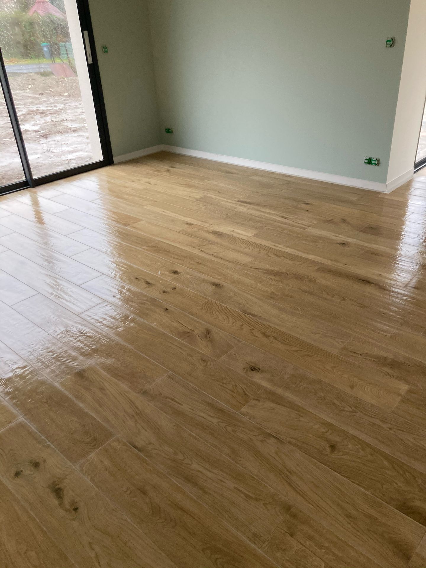 Pièce vide avec sol en bois