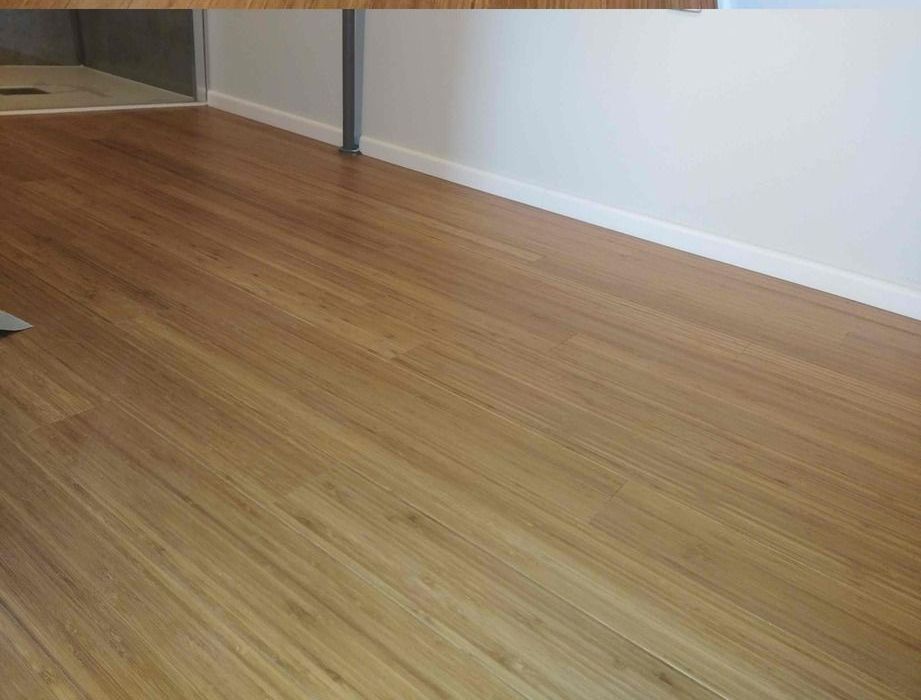 Parquet dans une pièce au mur blanc