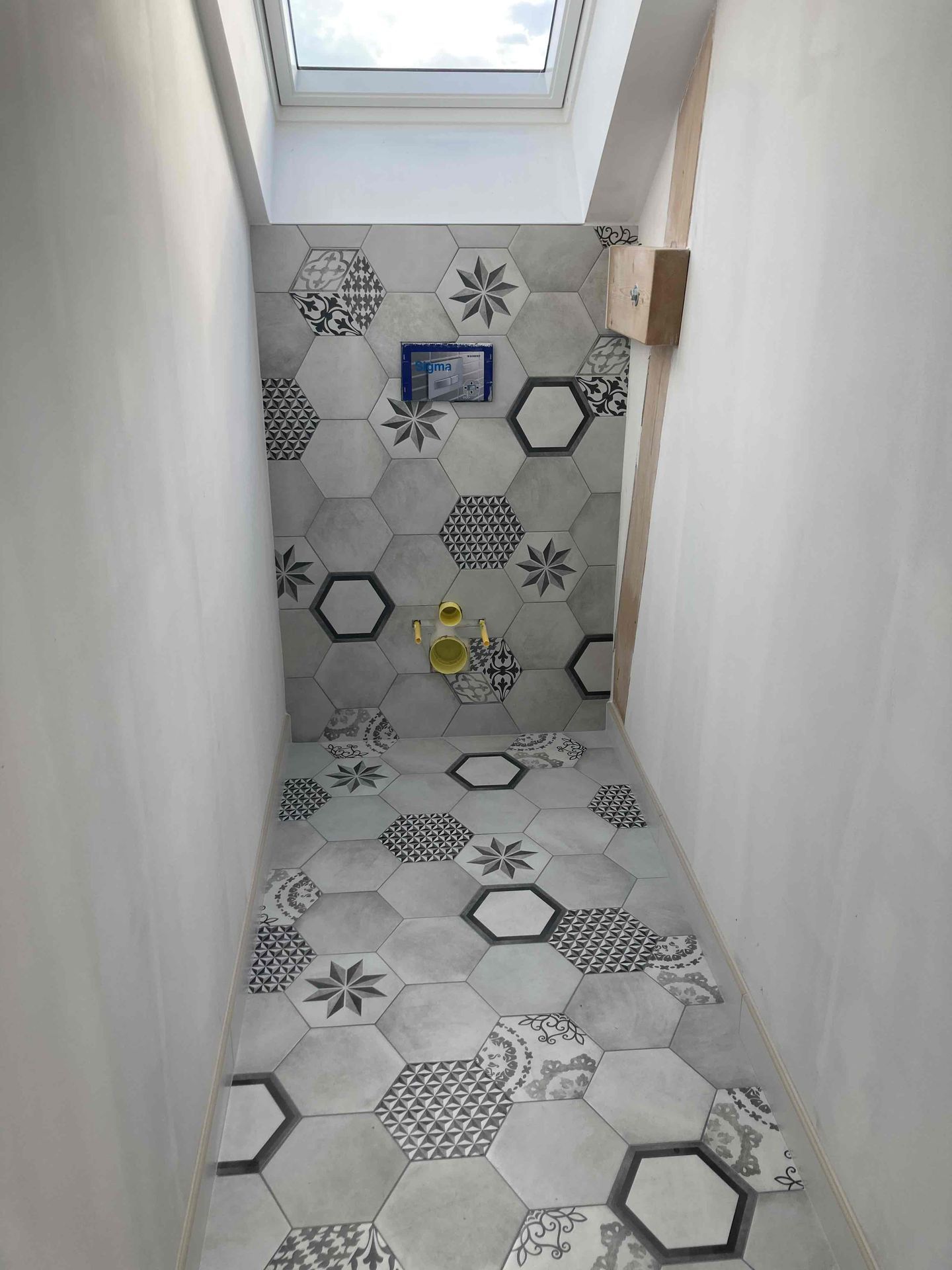 Carrelage hexagonal à motif sur sol et mur de WC