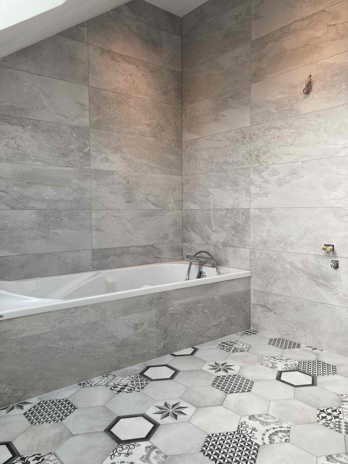 Salle de bains avec sol à carreaux hexagonaux