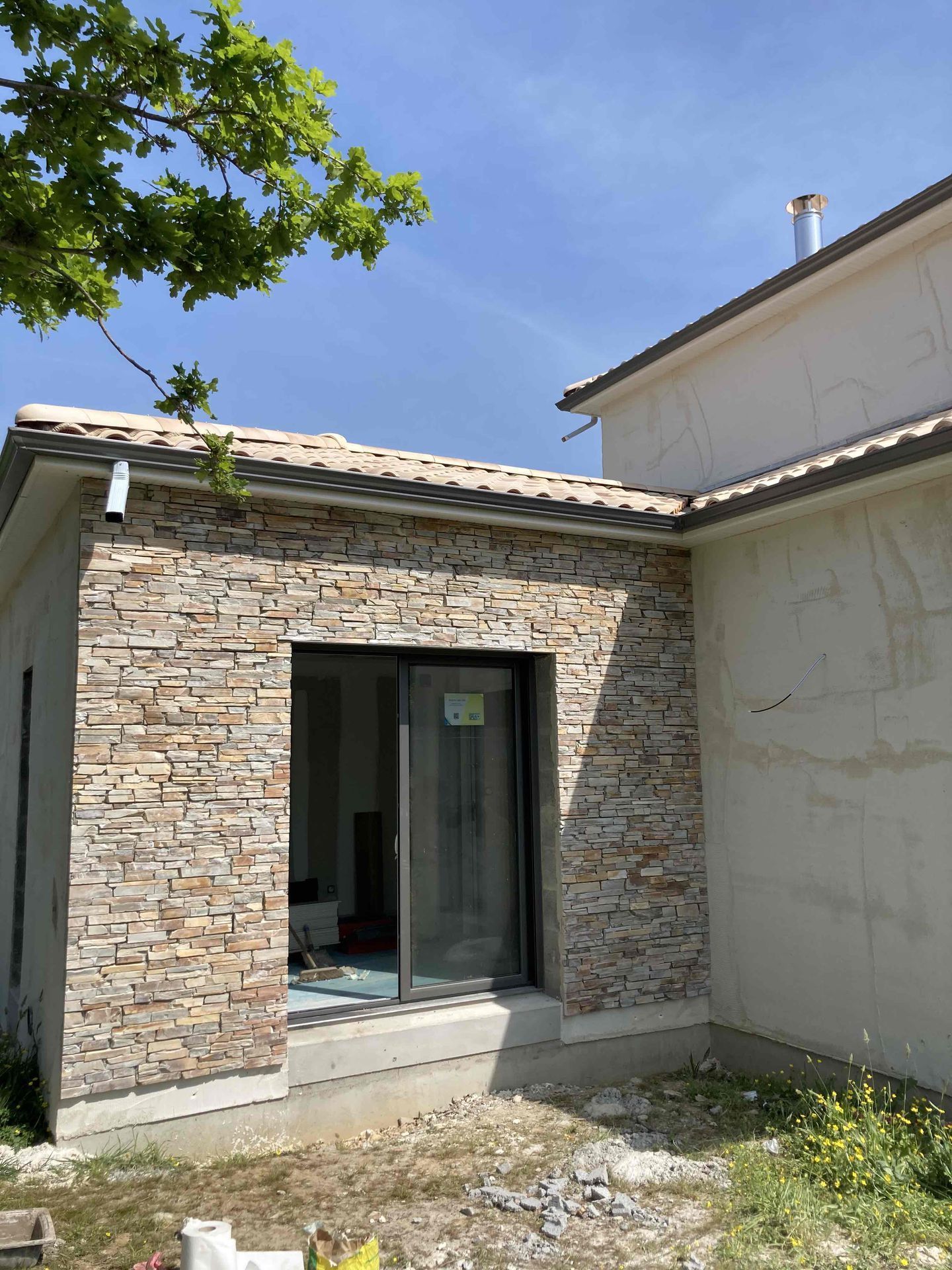 Porte-fenêtre vue de l'extérieur d'une maison
