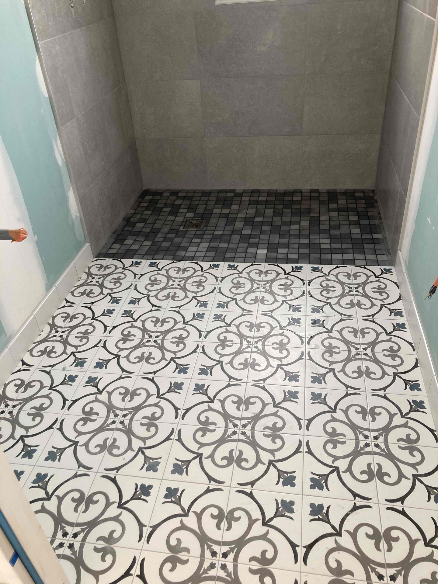 Sol de salle de bains en carreaux de ciment