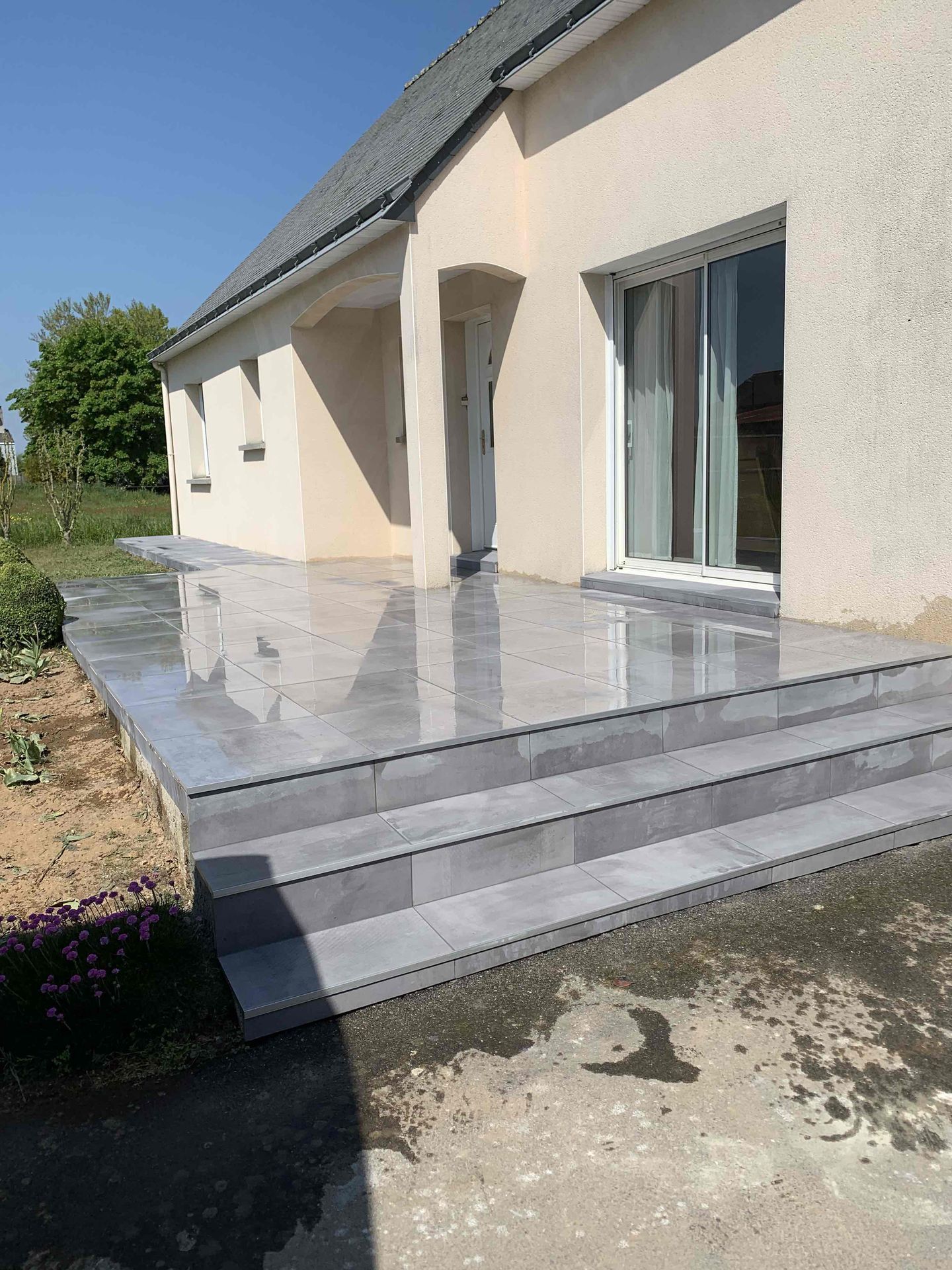 Terrasse en dalles bétons brillante