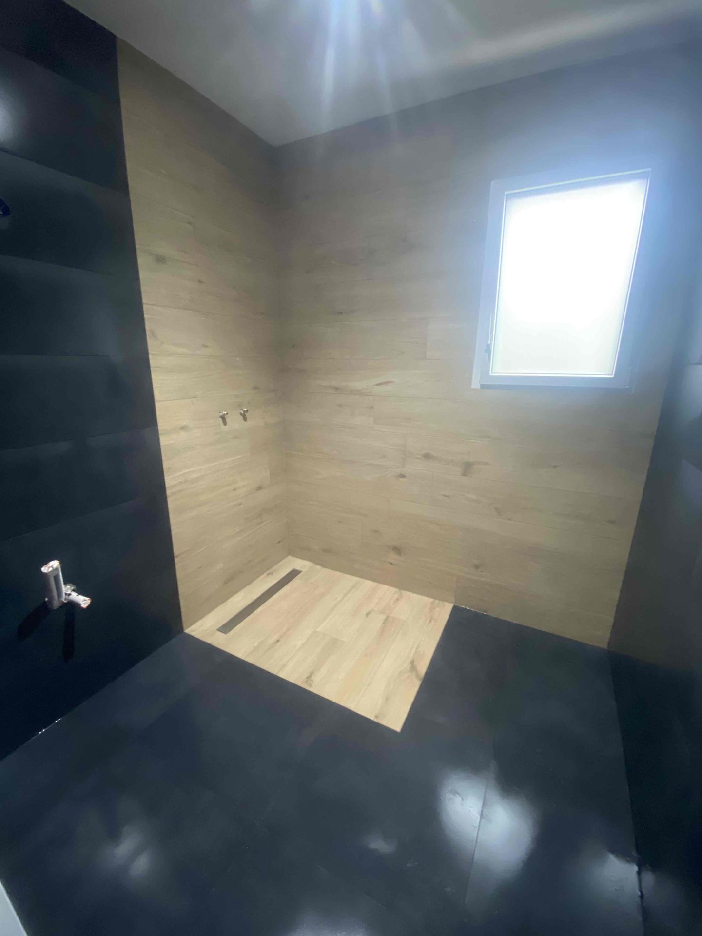 Salle de bains noire